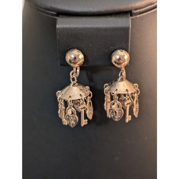Vintage Gold Tone Screw Back Lock & Key Dangle Chandelier Earrings - Picture 4 of 5